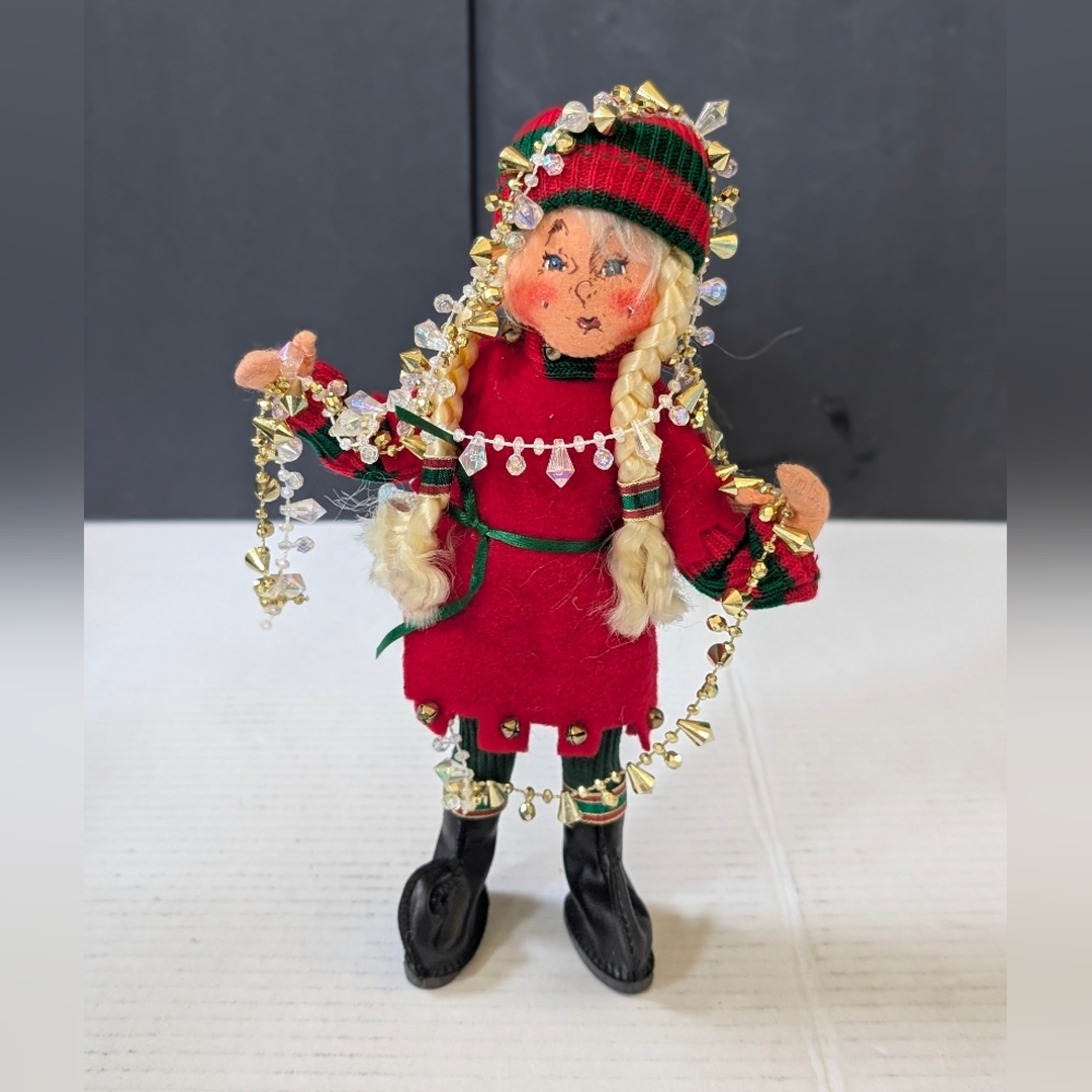 Annalee 9" Decorating Girl Elf